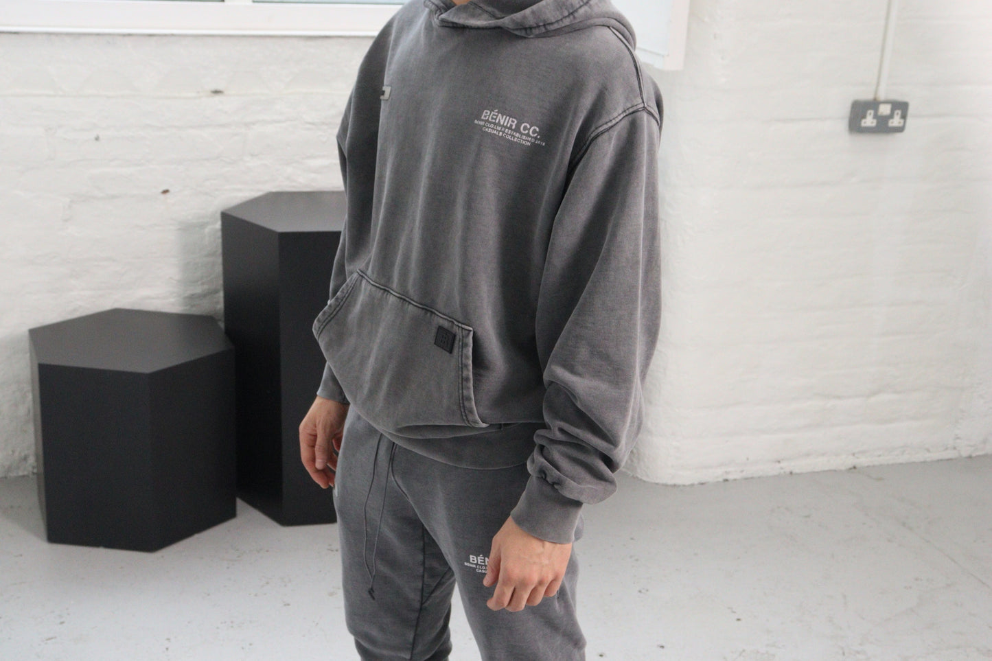 BÉNIR OVERSIZED TRACKSUIT IN CHARCOAL